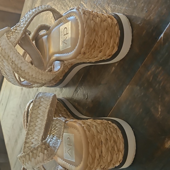 Dolce Vita Women's Tan Woven Platform Sandals - Picture 3 of 4